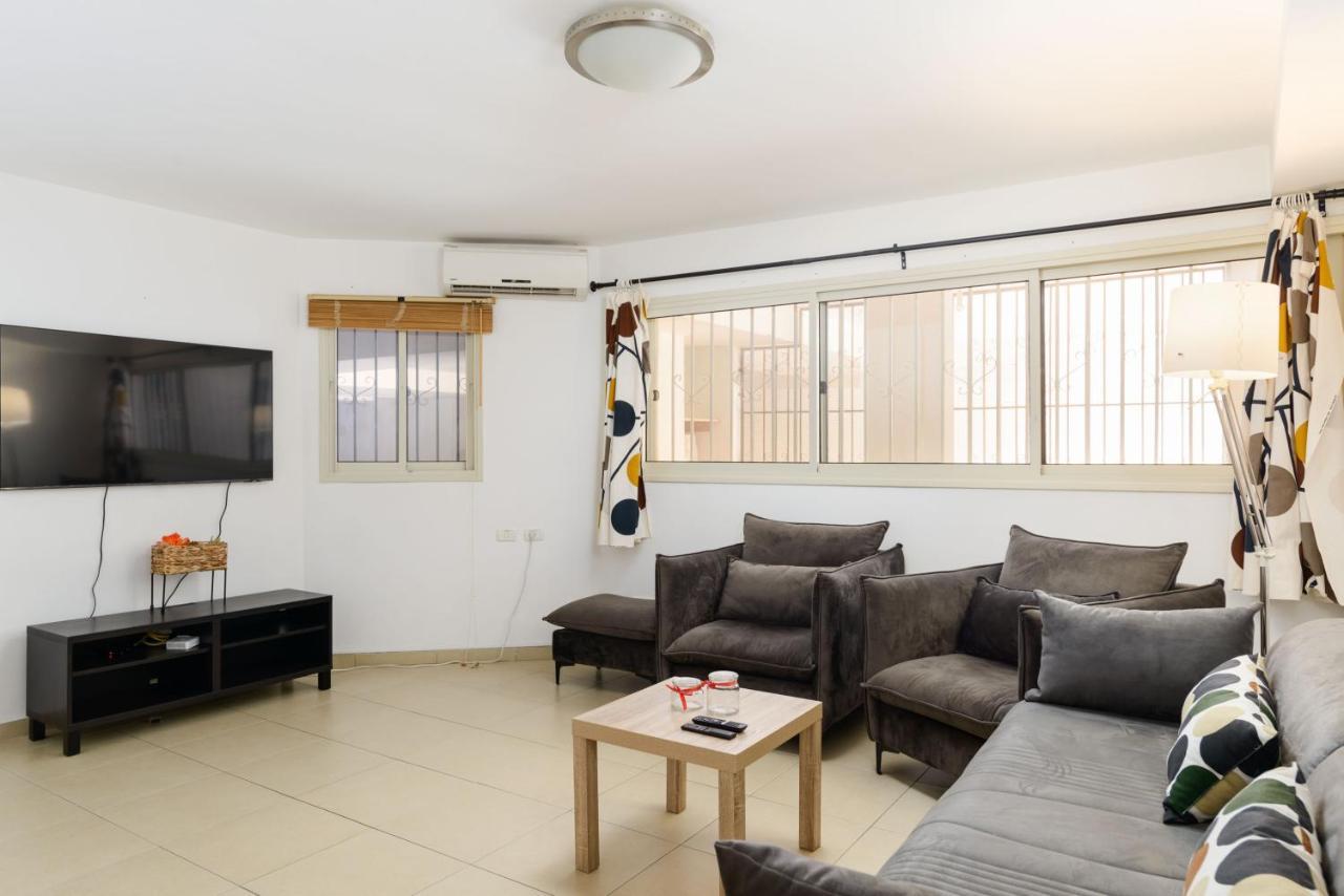 נתניה Lovely One Bedroom Few Steps From The Beach מראה חיצוני תמונה